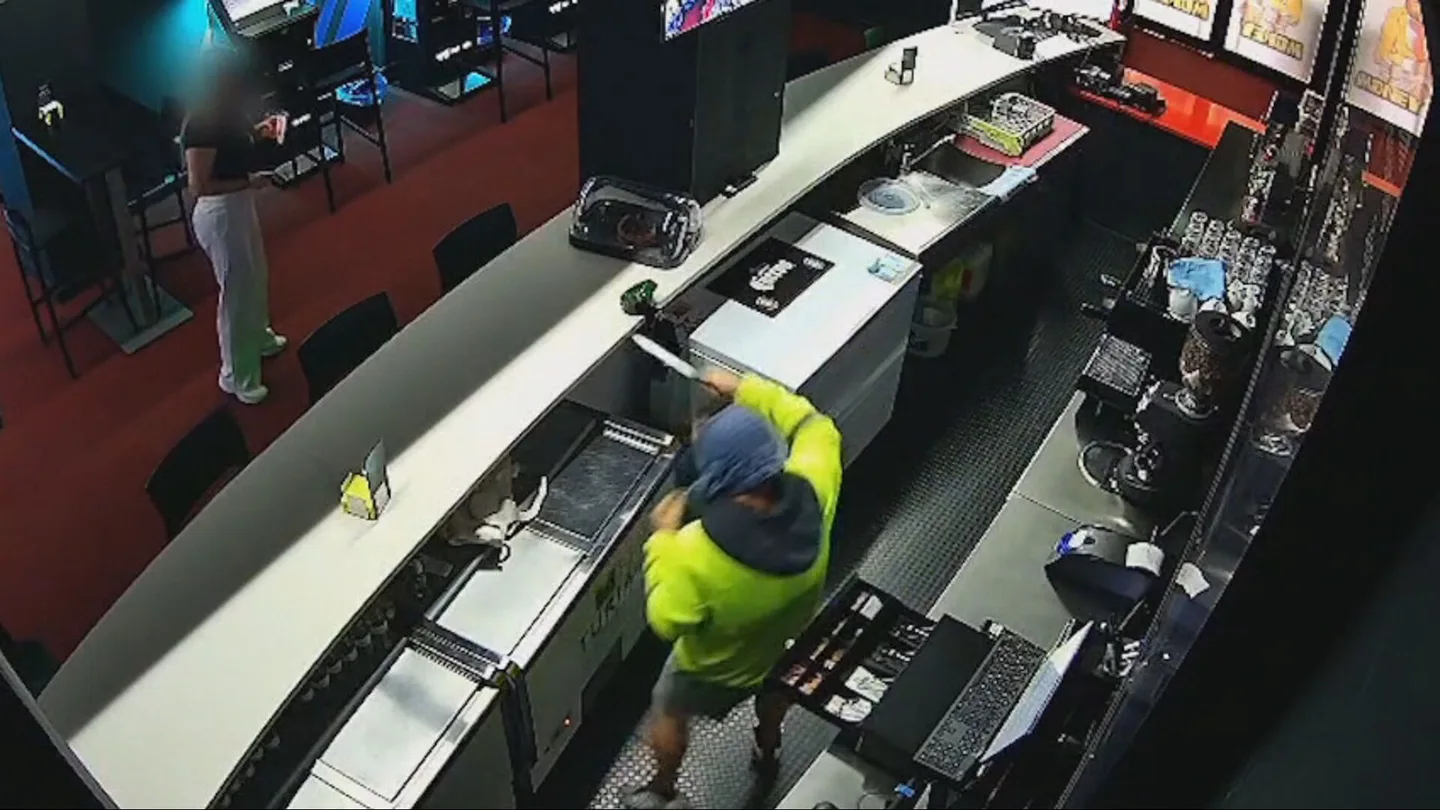 El ladrón de un salón de juegos en Huércal-Overa (Almería) amenaza con un cuchillo a una trabajadora El ladrón de un salón de juegos en Huércal-Overa (Almería) amenaza con un cuchillo a una trabajadora