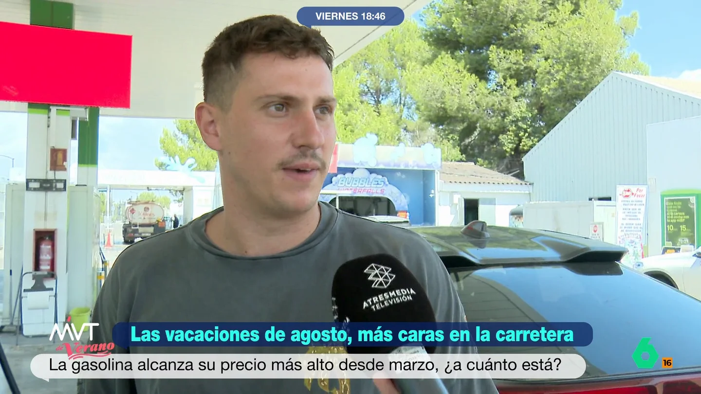 Indignación por la subida del precio de la gasolina: "Es una ruina" En muchas gasolineras el litro ha alcanzado los dos euros. Esto ha provocado un gran enfado entre los usuarios, que ven como irse de vacaciones va a suponer un mayor desembolso.