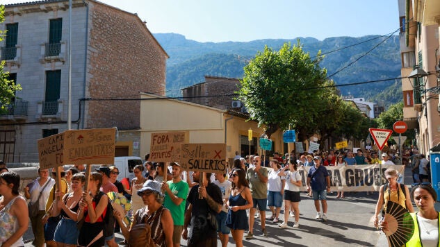 Miles de personas toman S&oacute;ller contra la masificaci&oacute;n tur&iacute;stica: "Ya no podemos m&aacute;s"