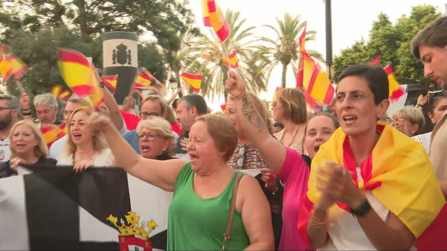 Cientos de ceutíes salen a la calle para exigir medidas ante la crisis migratoria: "Ceuta es España" Cientos de ceutíes salen a la calle para exigir medidas ante la crisis migratoria: "Ceuta es España"