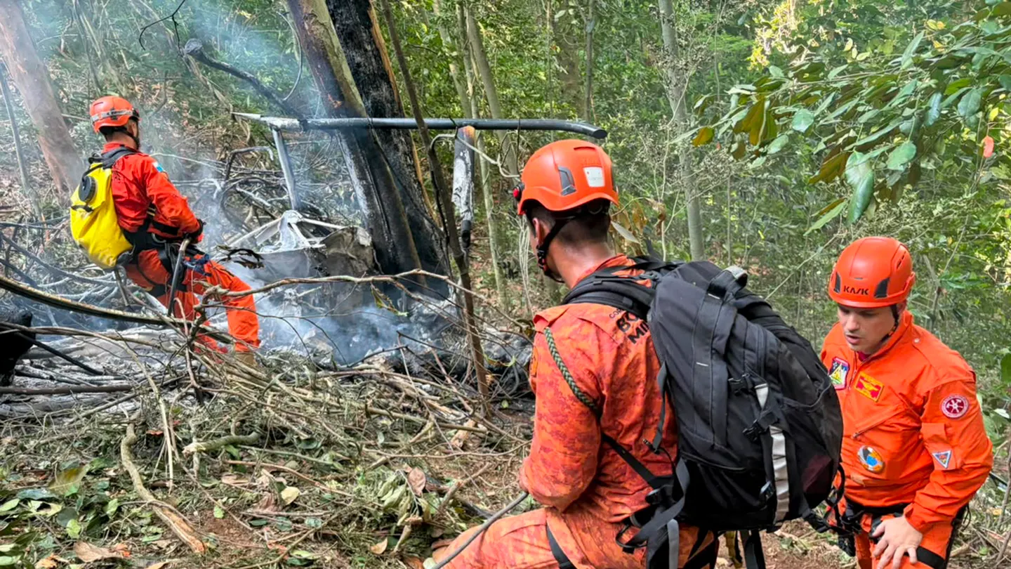 Bomberos, en el lugar del accidente del helicóptero en Brasil Bomberos, en el lugar del accidente del helicóptero en Brasil