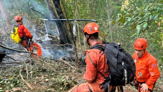 Bomberos, en el lugar del accidente del helic&oacute;ptero en Brasil