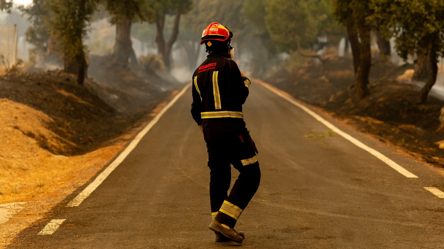 Un bombero trabaja en las labores de extinción de un incendio forestal. Un bombero trabaja en las labores de extinción de un incendio forestal.