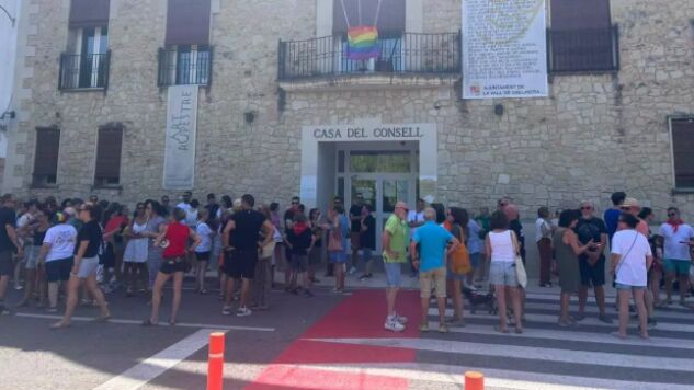Concentraci&oacute;n en La Vall de la Gallinera contra la agresi&oacute;n hom&oacute;foba.