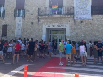 Concentraci&oacute;n en La Vall de la Gallinera contra la agresi&oacute;n hom&oacute;foba.