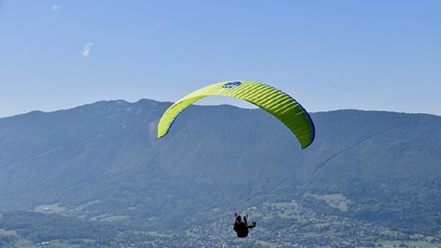 Imagen de archivo de una persona practicando parapente. Imagen de archivo de una persona practicando parapente.