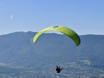Imagen de archivo de una persona practicando parapente.
