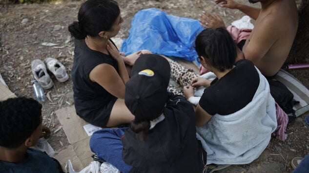 Varias personas a las puertas del Centro de Estancia Temporal de Inmigrantes (CETI), a 2 de agosto de 2026, en Ceuta (Espa&ntilde;a).