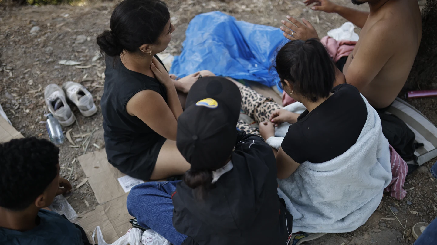 Varias personas a las puertas del Centro de Estancia Temporal de Inmigrantes (CETI), a 2 de agosto de 2026, en Ceuta (España). Varias personas a las puertas del Centro de Estancia Temporal de Inmigrantes (CETI), a 2 de agosto de 2026, en Ceuta (España).