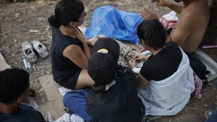 Varias personas a las puertas del Centro de Estancia Temporal de Inmigrantes (CETI), a 2 de agosto de 2026, en Ceuta (Espa&ntilde;a).