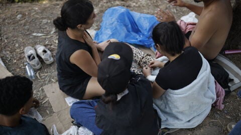 Varias personas a las puertas del Centro de Estancia Temporal de Inmigrantes (CETI), a 2 de agosto de 2026, en Ceuta (Espa&ntilde;a).
