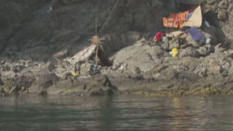 En acantilados inaccesibles al borde del precipicio: as&iacute; son los peligrosos asentamientos en los que cientos de migrantes tratan de sobrevivir en Ceuta