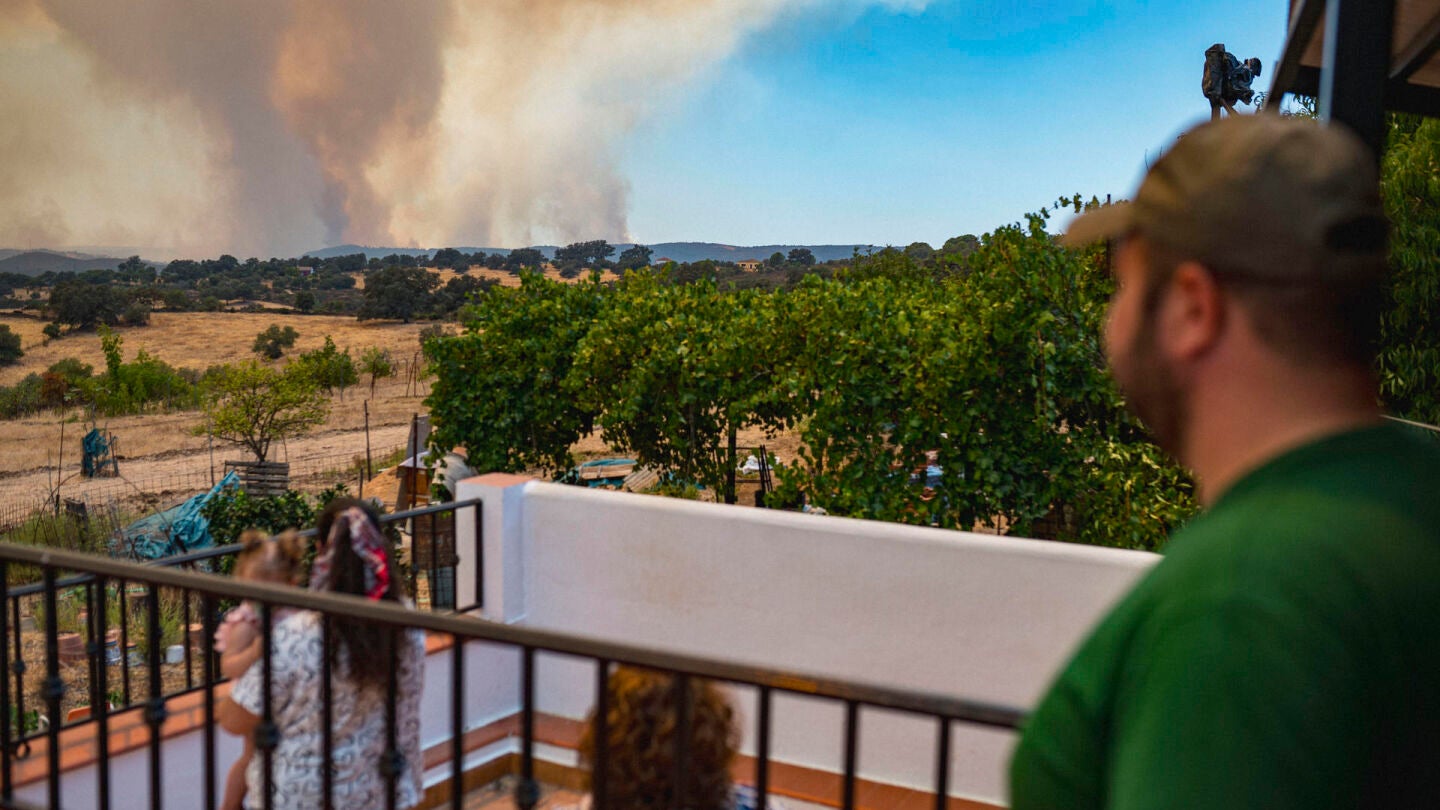 Vecinos de El Madro&ntilde;o (Sevilla), durante la evacuaci&oacute;n del municipio, debido al incendio de Niebla (Huelva).