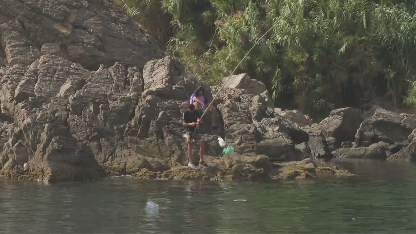 Acantilados mortales como refugio y el agua de mar para lavar la ropa: los migrantes en Ceuta, al límite Acantilados mortales como refugio y el agua de mar para lavar la ropa: los migrantes en Ceuta, al límite