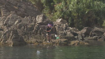 Acantilados mortales como refugio y el agua de mar para lavar la ropa: los migrantes en Ceuta, al l&iacute;mite