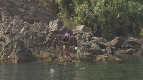 Acantilados mortales como refugio y el agua de mar para lavar la ropa: los migrantes en Ceuta, al l&iacute;mite
