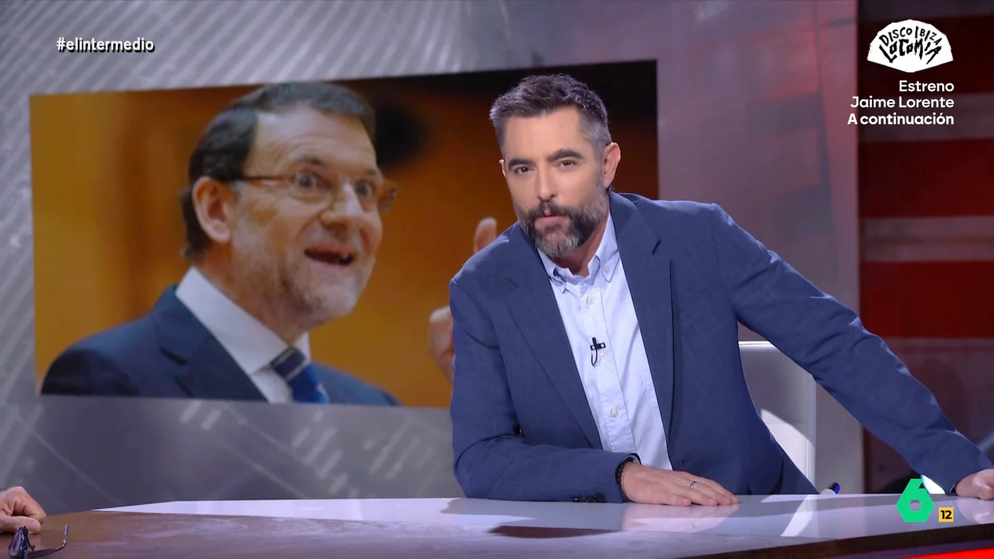 Dani Mateo analiza las respuestas de Rajoy en el juicio del 'Caso Kitchen': "Sigue siendo Mariano, todavía tiene el 'mojo'" El expresidente popular declaraba en la Audiencia Nacional y el colaborador se centraba en varias de las respuestas que Rajoy daba a la jueza. "Parecía que estaba en babia", exponía el colaborador.
