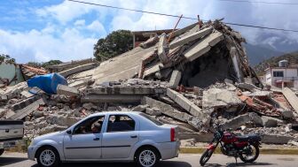 Maquinaria pesada opera en los sectores de Caraballeda y Los Corales del estado de La Guaira.