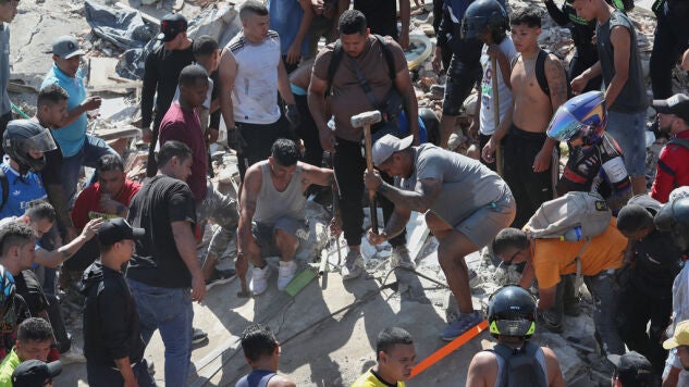 "Muchas personas quedaron atrapadas en los edificios": Colombia busca supervivientes bajo los escombros tras el terremoto de 7,4
