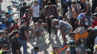"Muchas personas quedaron atrapadas en los edificios": Colombia busca supervivientes bajo los escombros tras el terremoto de 7,4
