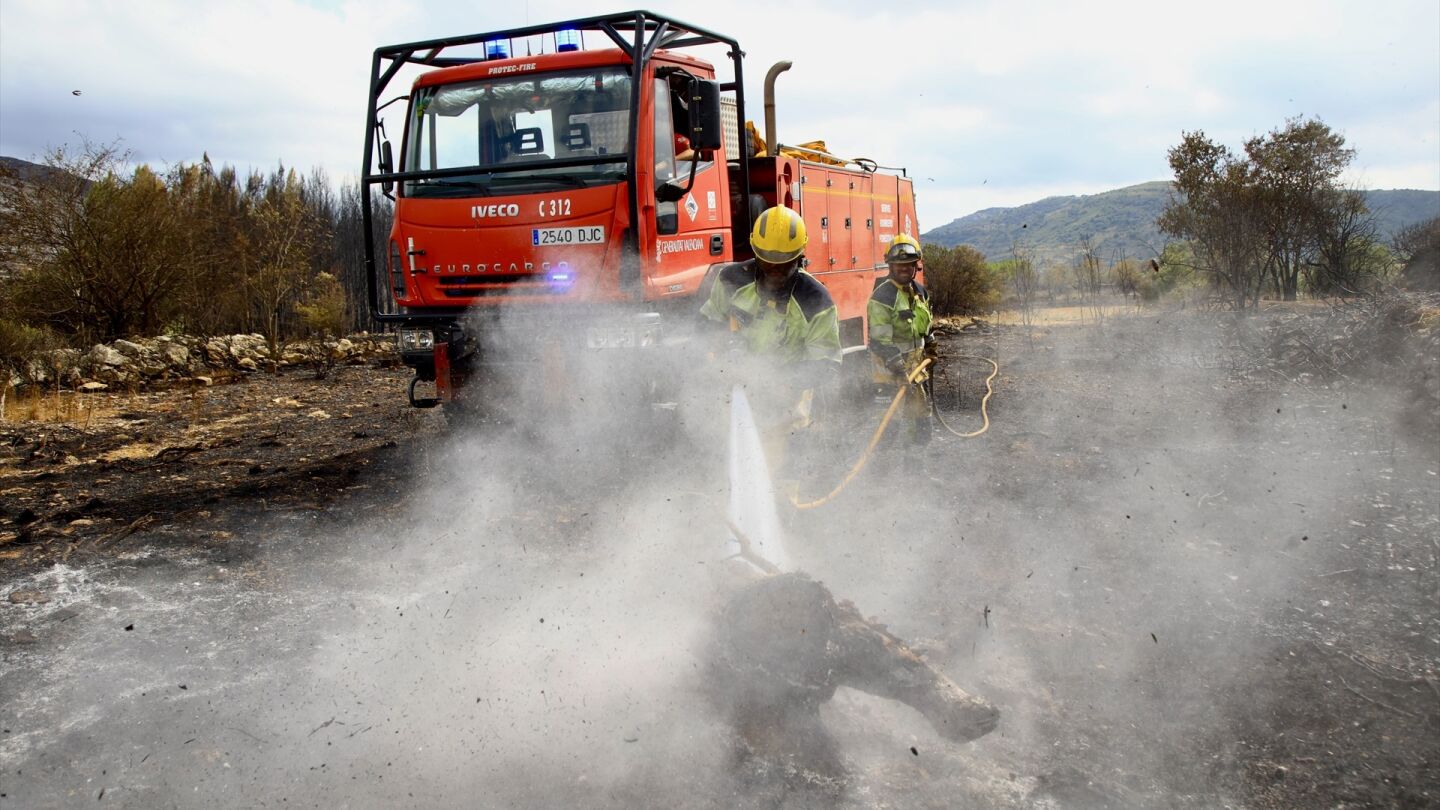 Los bomberos trabajan para evitar rebrotes en el incendio de T&iacute;rig, Castell&oacute;n
