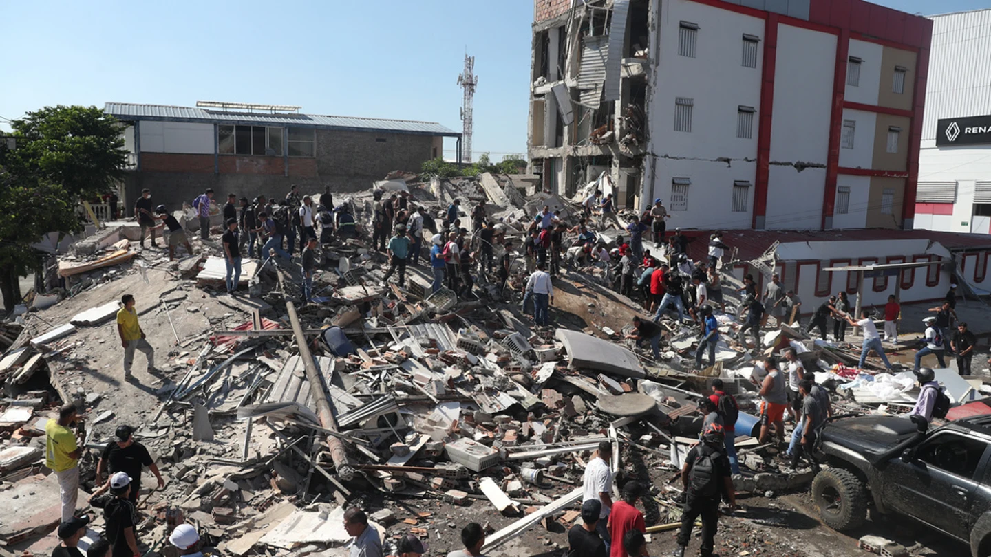 Decenas de personas observan las ruinas de un edificio en Cali por el terremoto de Colombia Decenas de personas observan las ruinas de un edificio en Cali por el terremoto de Colombia