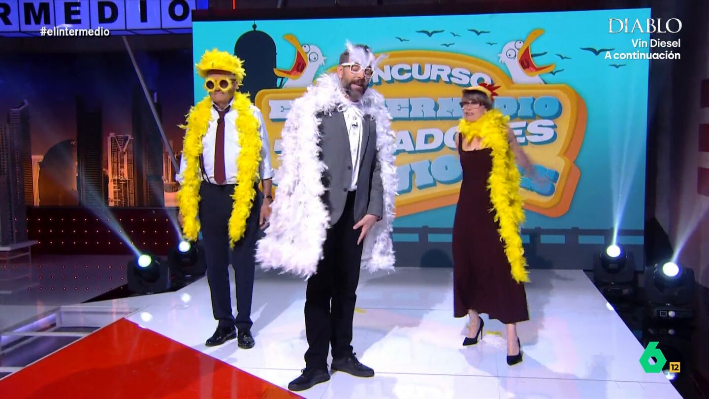 El presentador y la reportera demostraban sus dotes para imitar este ave y lo hac&iacute;an enfundados con un look de lo m&aacute;s favorecedor: una boa y unas gafas cubiertas de plumas. 