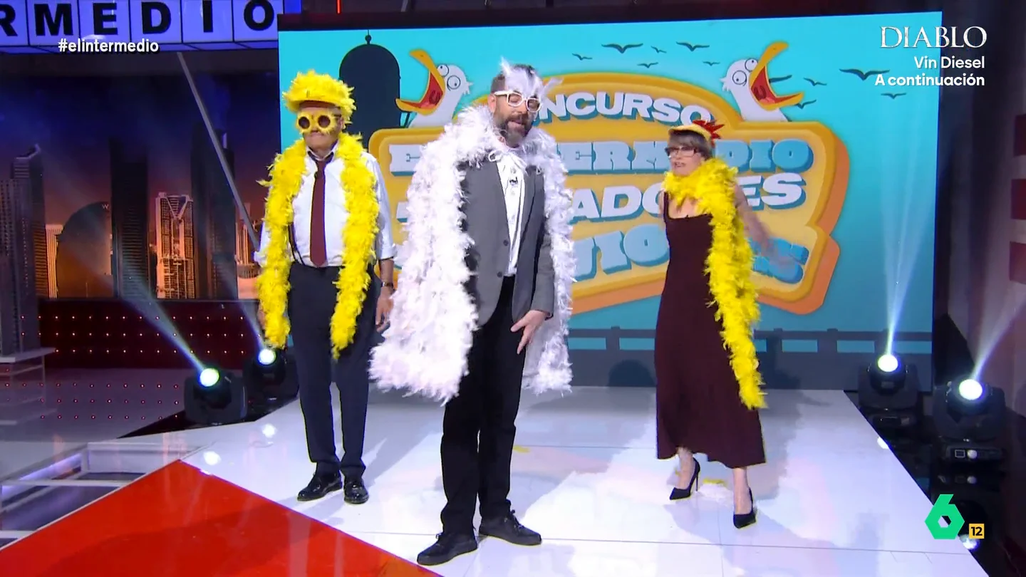 Wyoming y Thais Villas compiten en el concurso de imitar gaviotas de El Intermedio: "¿Era necesaria tamaña humillación?" El presentador y la reportera demostraban sus dotes para imitar este ave y lo hacían enfundados con un look de lo más favorecedor: una boa y unas gafas cubiertas de plumas.