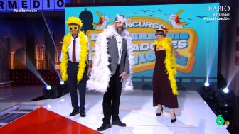 El presentador y la reportera demostraban sus dotes para imitar este ave y lo hac&iacute;an enfundados con un look de lo m&aacute;s favorecedor: una boa y unas gafas cubiertas de plumas. 