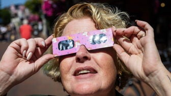 Una mujer prueba unas gafas para el eclipse