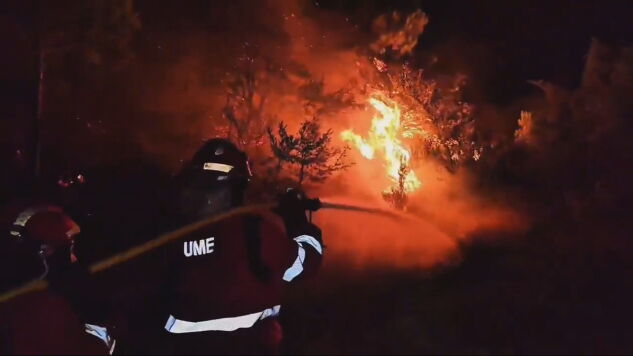 La UME combate las llamas en Las Pe&ntilde;as de Riglos (Huesca)