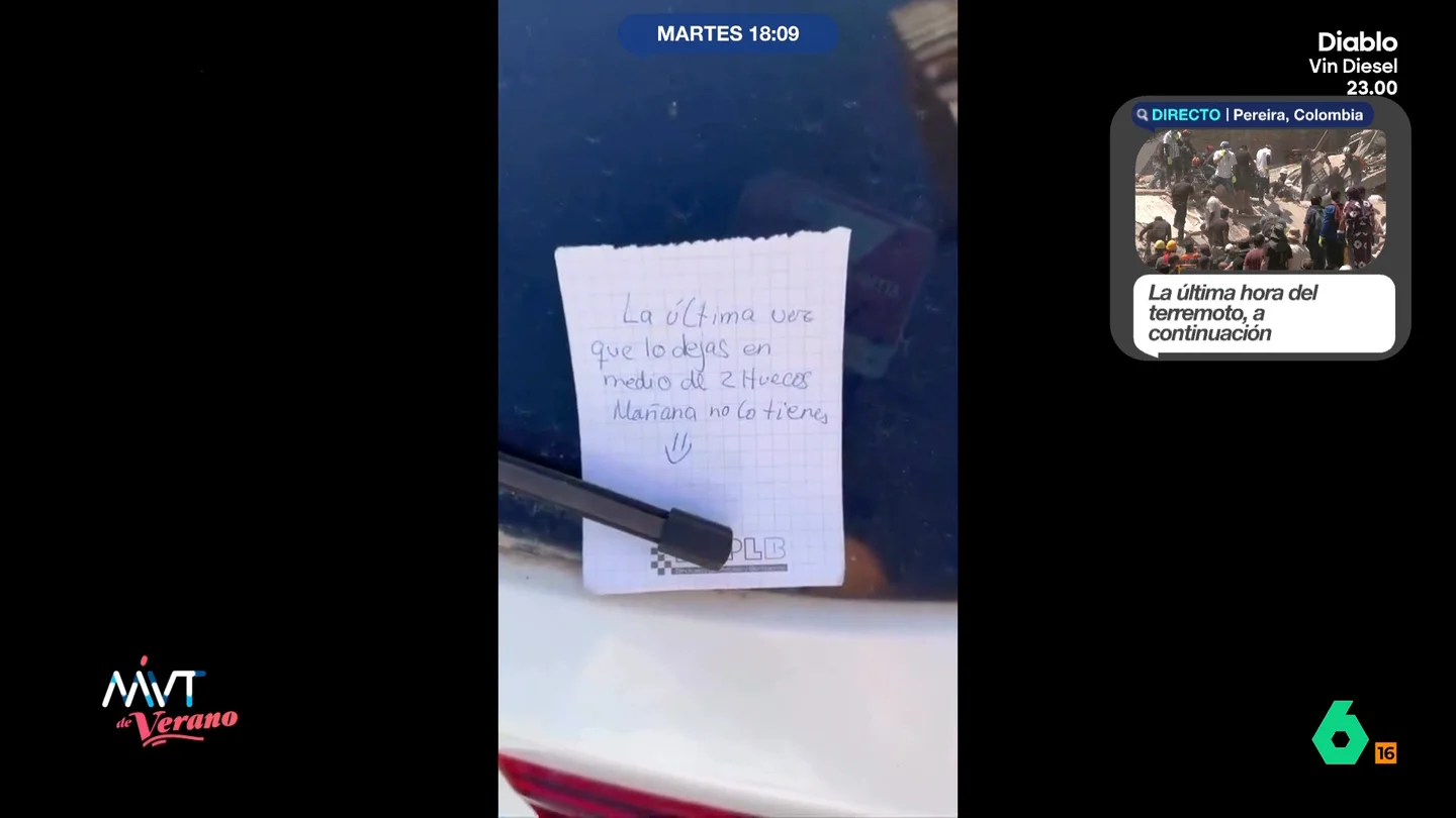 Le llenan el coche de notas por aparcar mal todos los días: "La última vez que aparcas entre dos huecos, mañana no lo tienes" Le llenan el coche de notas por aparcar mal todos los días: "La última vez que aparcas entre dos huecos, mañana no lo tienes"