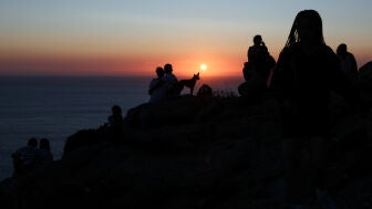 Turista preparados antes del eclipse total en la conocida como a Costa da Morte, en la provincia de A Coru&ntilde;a
