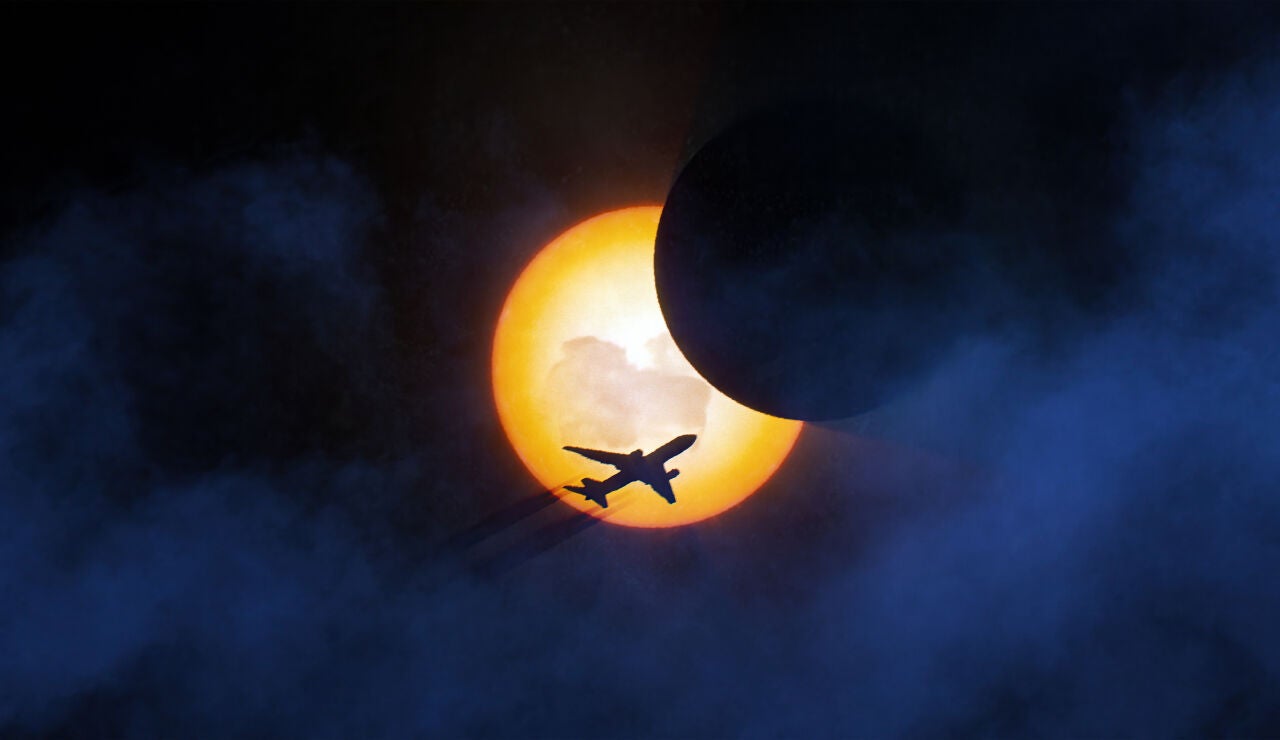 Avi&oacute;n volando sobre un eclipse solar