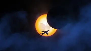 Avión volando sobre un eclipse solar Avión volando sobre un eclipse solar