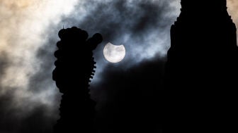 Eclipse parcial del sol visto desde la Bas&iacute;lica de la Sagrada Familia, a 29 de marzo de 2025, en Barcelona, Catalunya (Espa&ntilde;a)