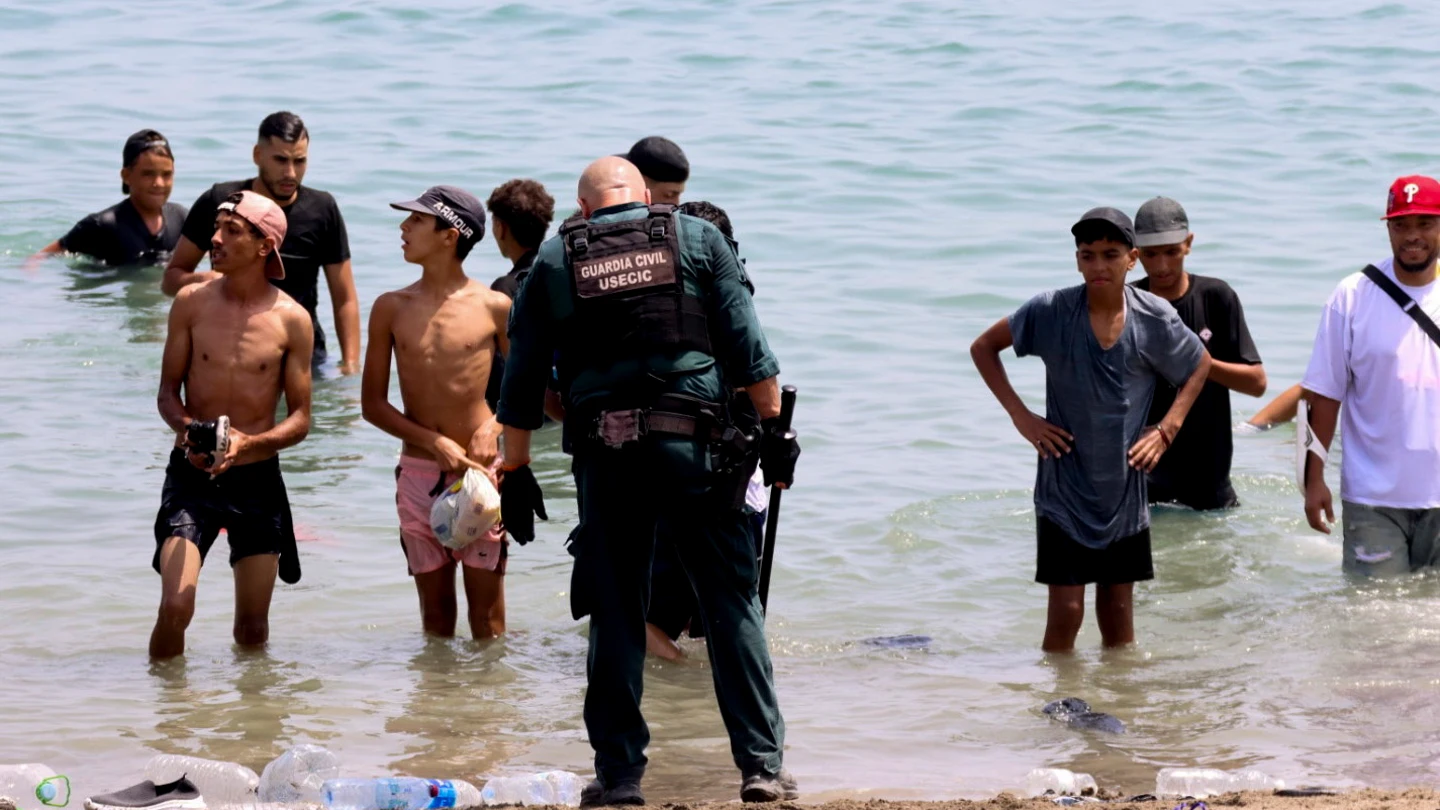 Varios migrantes en la costa española de Ceuta. Varios migrantes en la costa española de Ceuta.