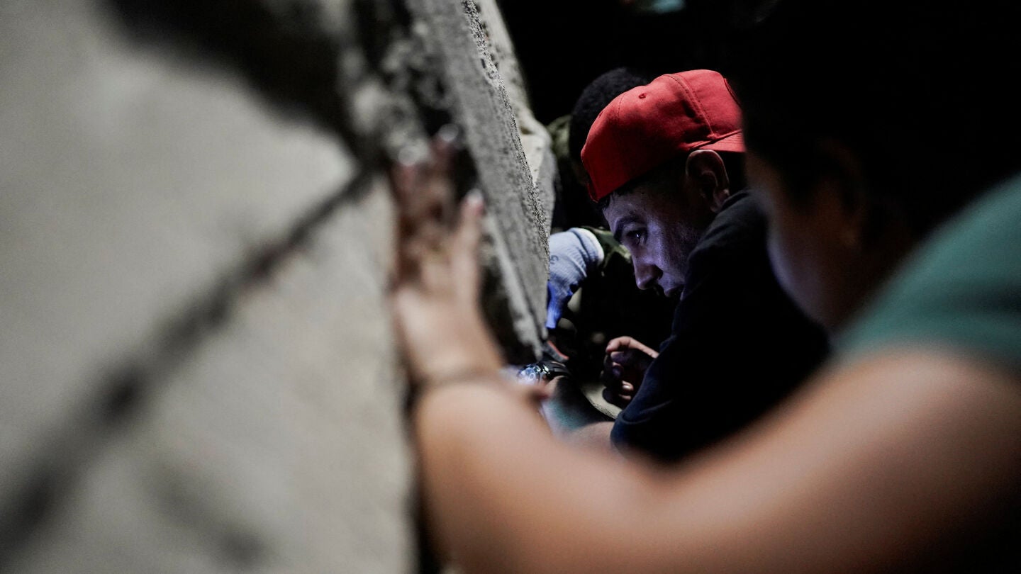 Un hombre trabaja durante las operaciones de b&uacute;squeda y rescate en el edificio Torres de Limonar tras el terremoto de Cali, Colombia