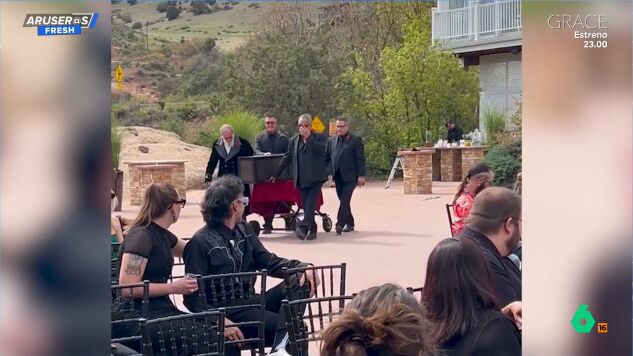 La novia de una boda es transportada hasta el altar metida en un ata&uacute;d