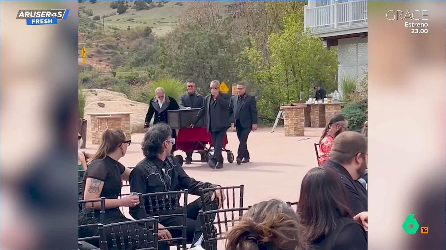 La novia de una boda es transportada hasta el altar metida en un ataúd La novia de una boda es transportada hasta el altar metida en un ataúd