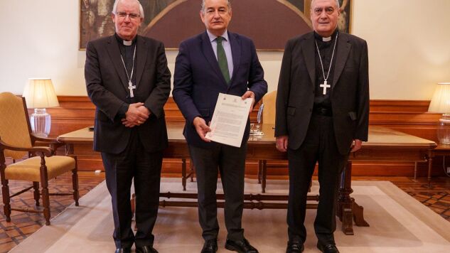 El consejero de Sanidad, Presidencia y Emergencias en funciones, Antonio Sanz, ha firmado este viernes el acuerdo entre el SAS y los arzobispos de Sevilla, Jos&eacute; &Aacute;ngel Saiz Meneses, y el de Granada, Jos&eacute; Mar&iacute;a Gil.