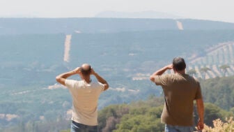 Vecinos de Riotinto observan la evoluci&oacute;n del incendio de Niebla (Huelva).