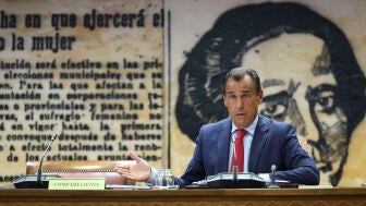 Fernando Mart&iacute;nez-Maillo preside la Comisi&oacute;n de Interior del Senado y se&ntilde;ala la silla vac&iacute;a en la que se iba a sentar Fernando Grande-Marlaka, que confirm&oacute; que no acudir&iacute;a a la cita