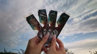 Unas gafas homologadas para ver el eclipse solar, en Antibes (Francia)