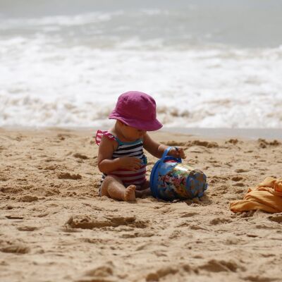 Beb&eacute; en la playa