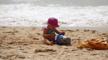 Beb&eacute; en la playa