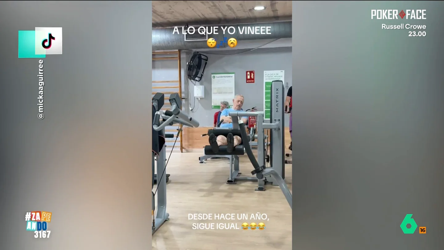 Un señor convierte el gimnasio en el lugar perfecto para practicar el 'siesting' El divertido vídeo ha sido grabado por otro usuario del gimnasio. En las imágenes, este indica que, aparentemente, el hombre lleva un año usando el recinto para practicar ese 'deporte'.