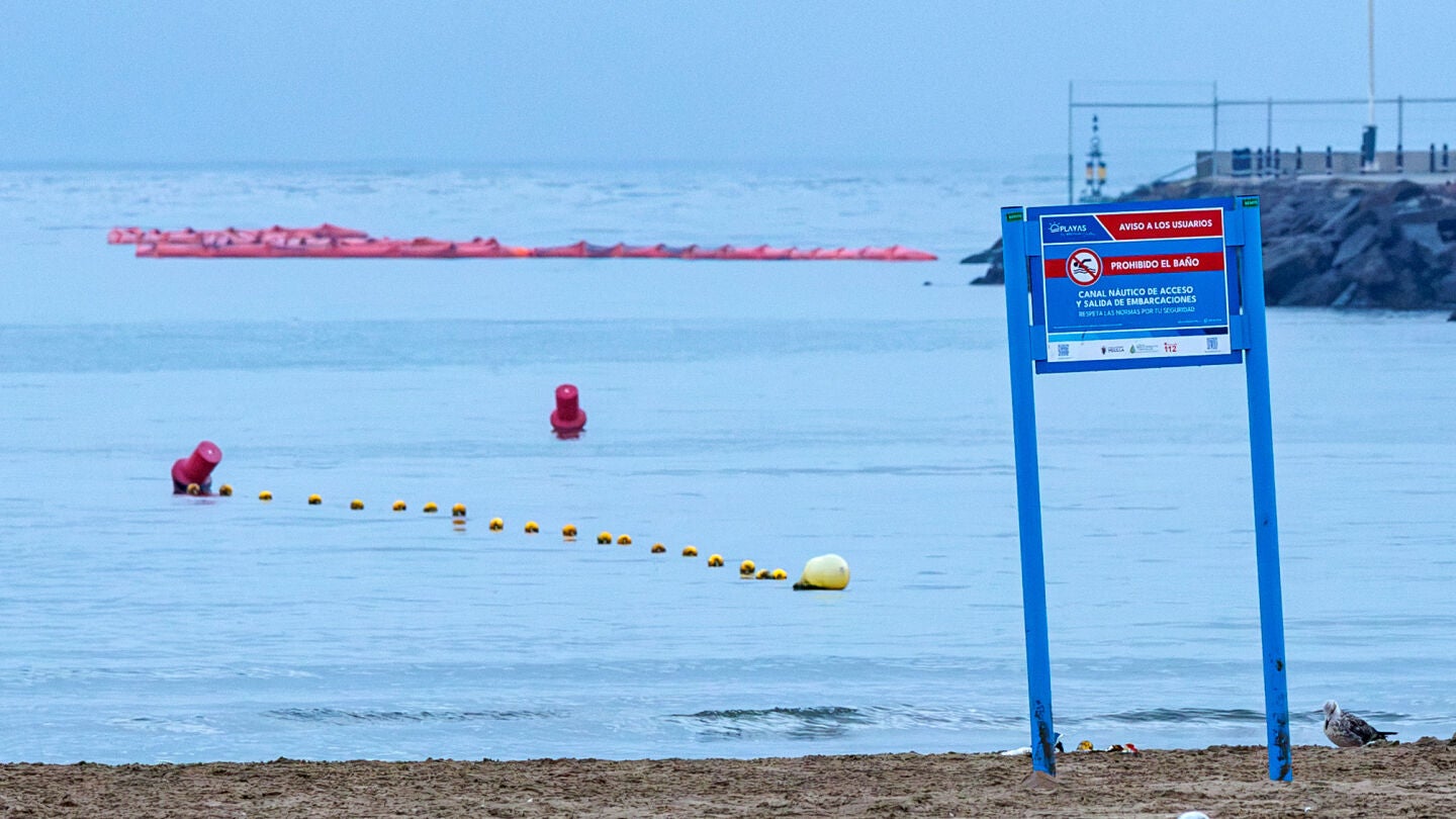 La Guardia Civil coloca una nueva barrera mar&iacute;tima en el dique sur de Melilla para "reforzar el control" de la frontera