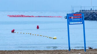 La Guardia Civil coloca una nueva barrera mar&iacute;tima en el dique sur de Melilla para "reforzar el control" de la frontera