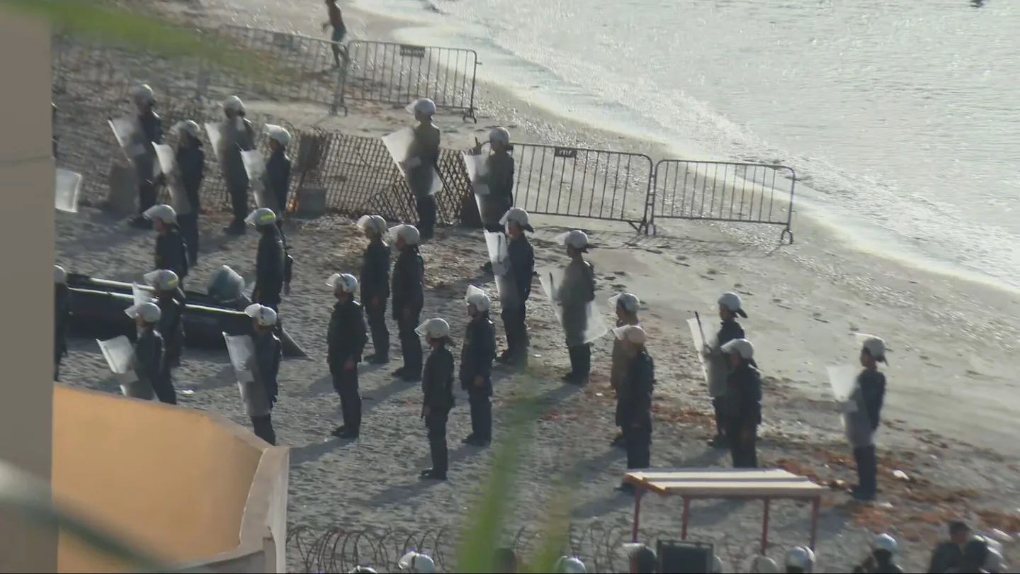 Fuerte despliegue de la Policía marroquí en la frontera de Benzú ante la amenaza de un nuevo salto masivo a Ceuta Fuerte despliegue de la Policía marroquí en la frontera de Benzú ante la amenaza de un nuevo salto masivo a Ceuta